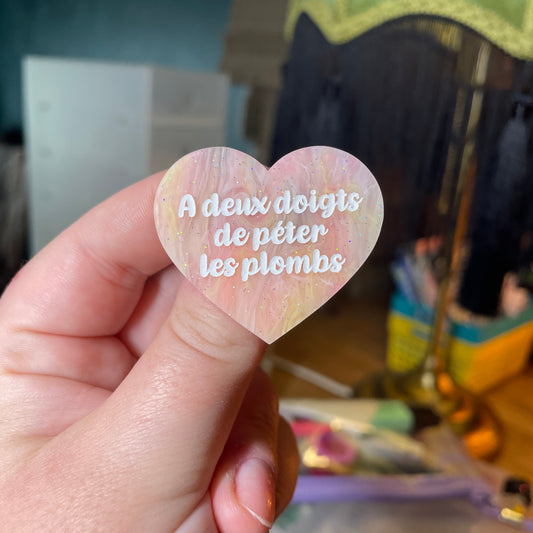[Contrôle technique] Broche "A deux doigts de péter les plombs" en acrylique semi transparente marbrée corail, orange et jaune à paillettes