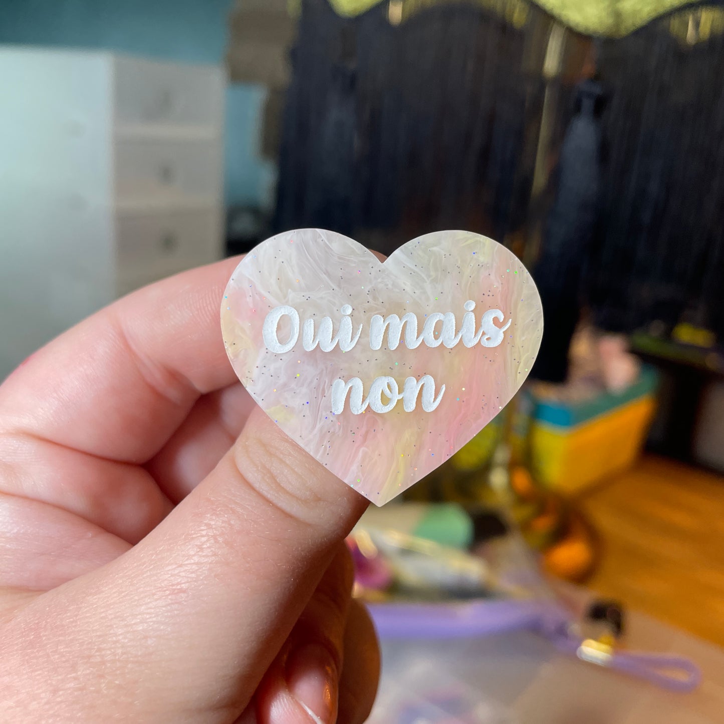 [Contrôle technique] Broche "Oui mais non" en acrylique semi transparente marbrée corail, orange et jaune à paillettes