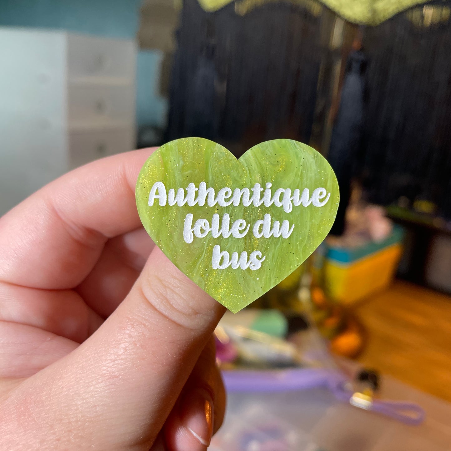 [Contrôle technique] Broche "Authentique folle du bus" en acrylique marbrée verte et dorée