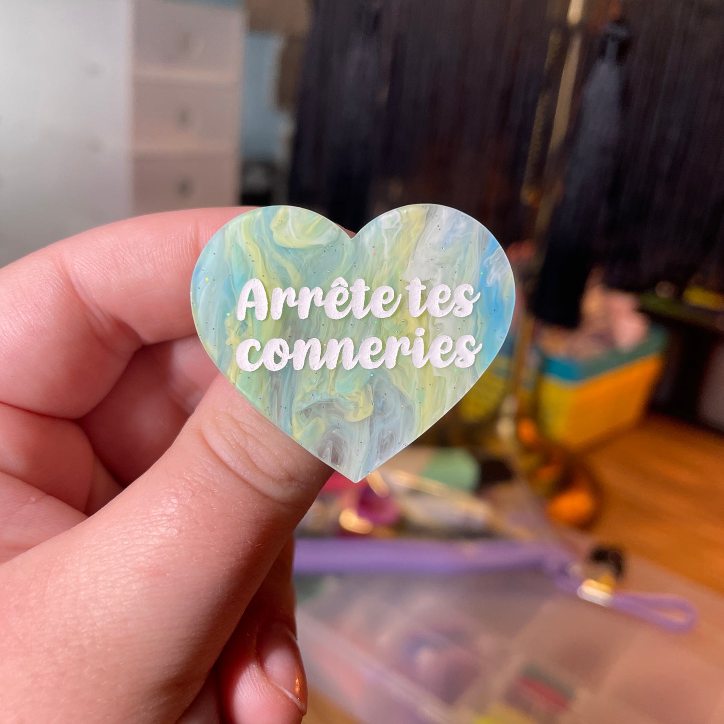 [Contrôle technique] Broche "Arrête tes conneries" en acrylique semi transparente marbrée bleue, blanche et jaune à paillettes