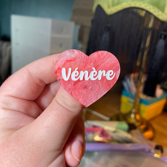 [Contrôle technique] Broche "Vénère" en acrylique semi transparente marbrée rose et blanche à paillettes