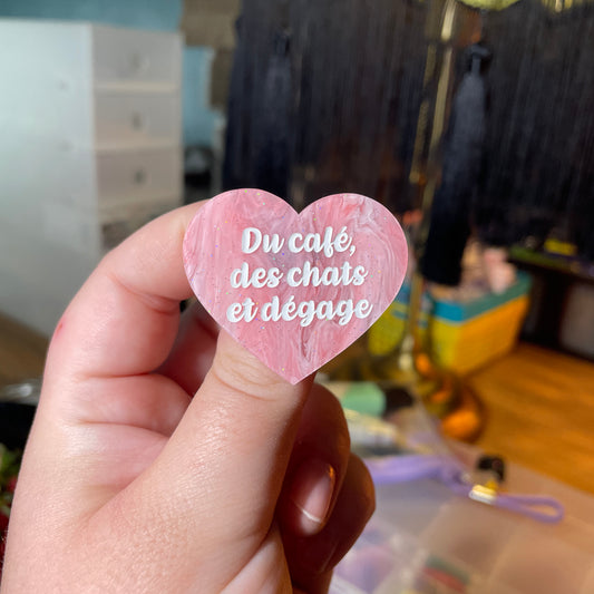[Contrôle technique] Broche "Du café, des chats et dégage" en acrylique semi transparente marbrée rose et blanche à paillettes