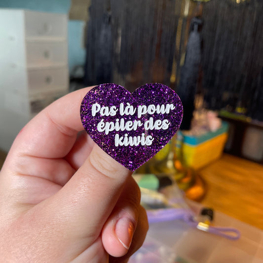[Contrôle technique] Broche "Pas là pour épiler des kiwis" en acrylique à paillettes violettes