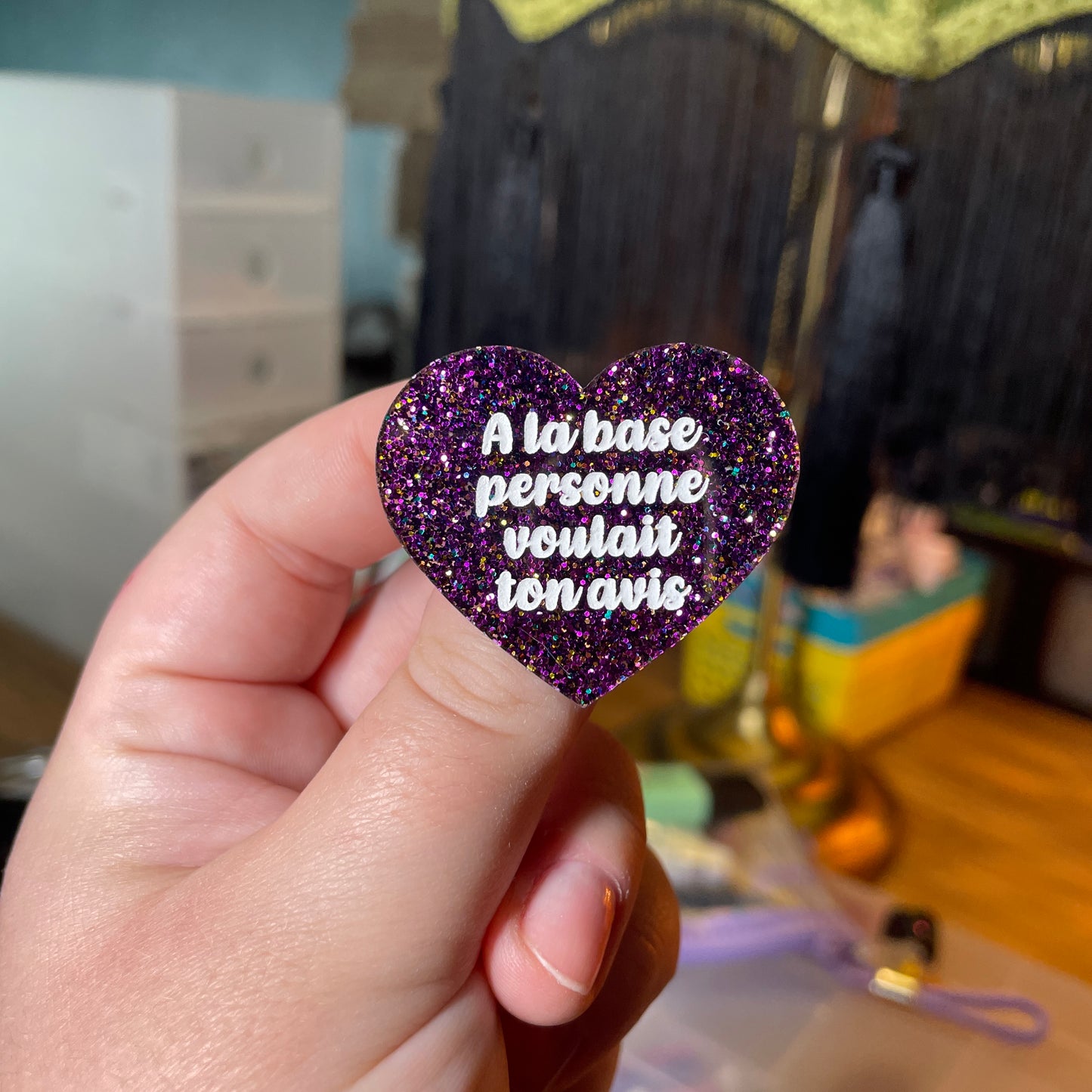 [Contrôle technique] Broche "A la base personne voulait ton avis" en acrylique à paillettes violettes
