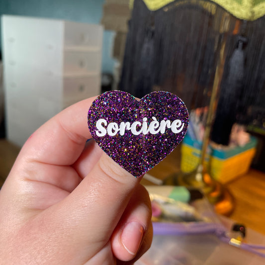 [Contrôle technique] Broche "Sorcière" en acrylique à paillettes violettes