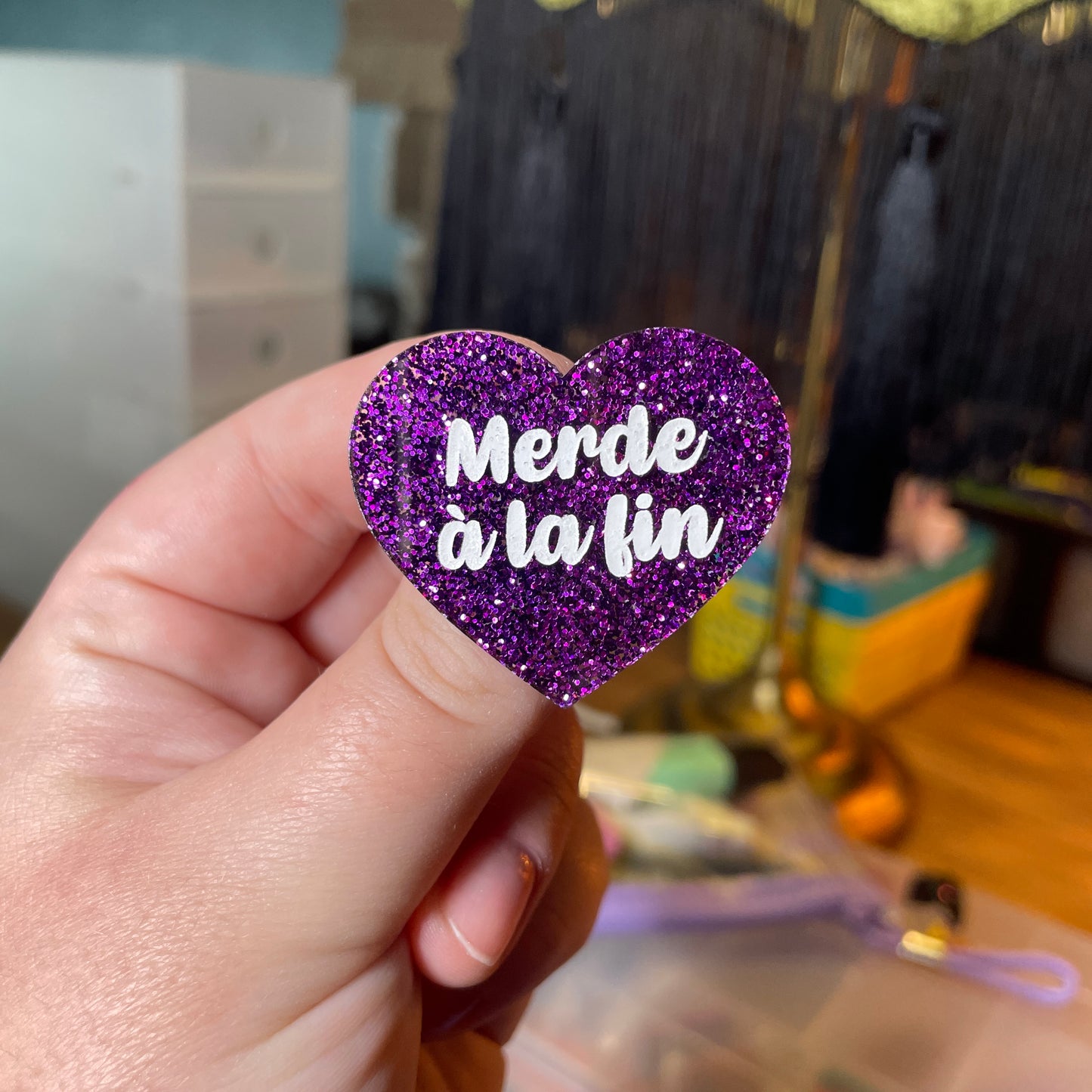[Contrôle technique] Broche "Merde à la fin" en acrylique à paillettes violettes