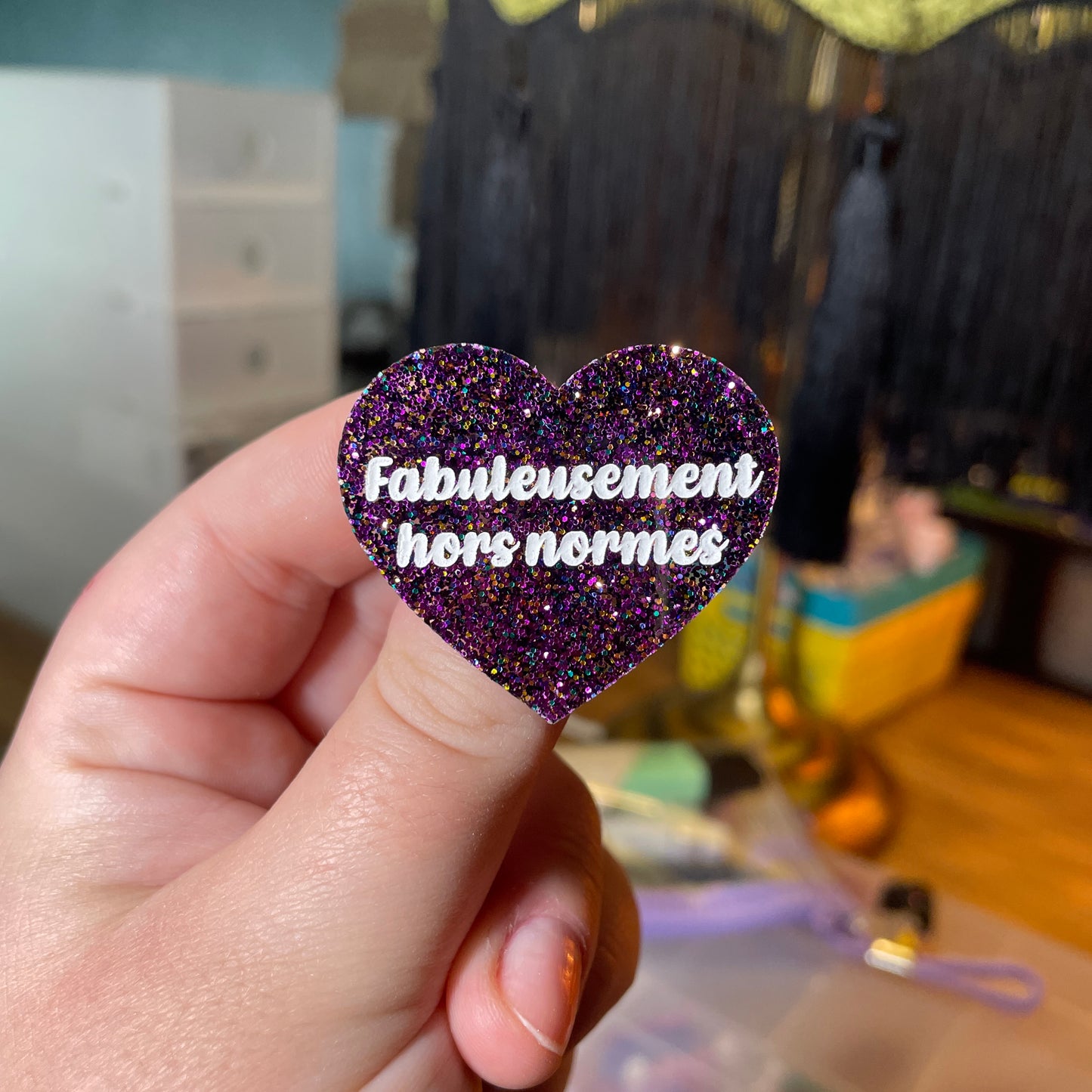 [Contrôle technique] Broche "Fabuleusement hors normes" en acrylique à paillettes violettes