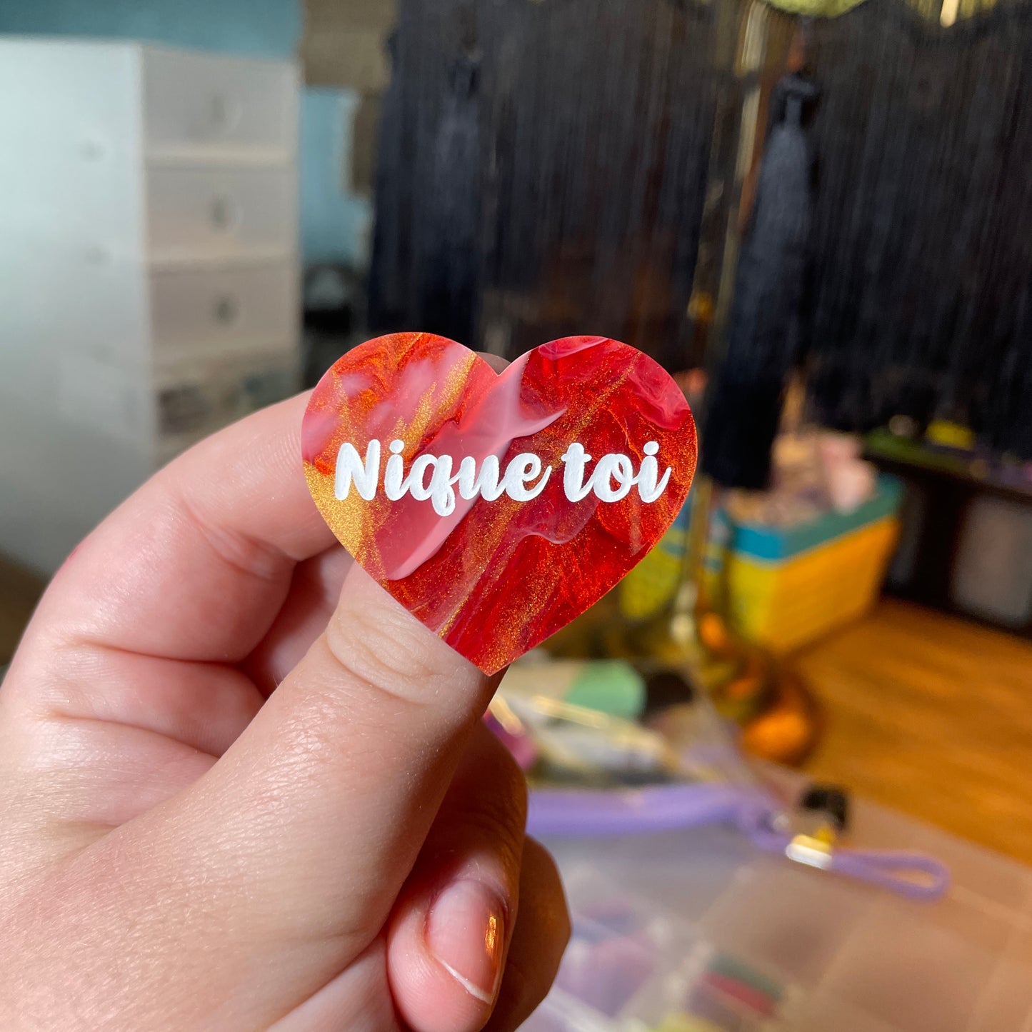 [Contrôle technique] Broche "Nique toi" en acrylique marbrée rouge, blanche et dorée