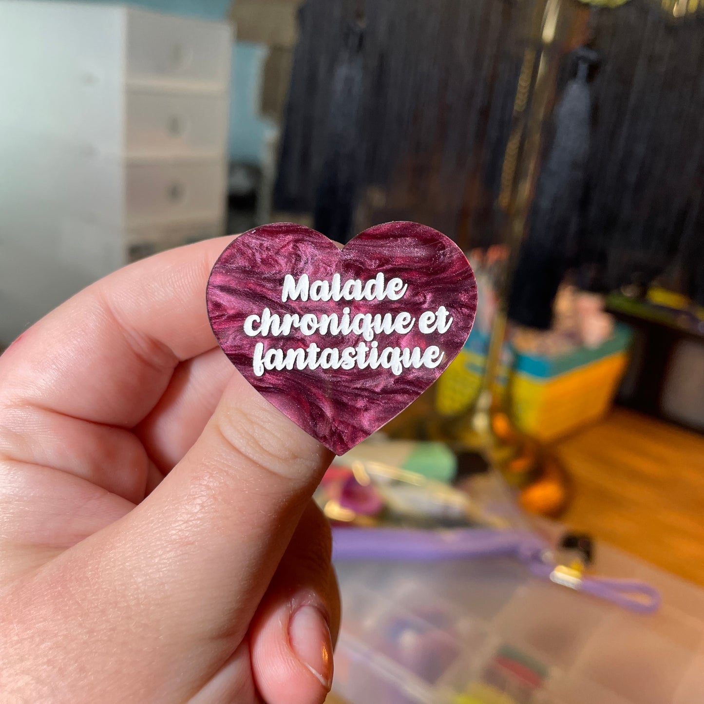 [Contrôle technique] Broche "Malade chronique et fantastique" en acrylique marbrée bordeaux