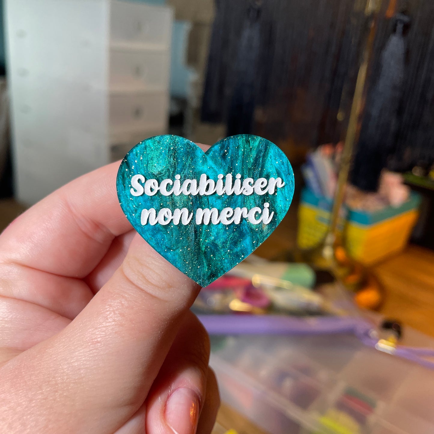 [Contrôle technique] Broche "Sociabiliser non merci" en acrylique marbrée verte et noire à paillettes