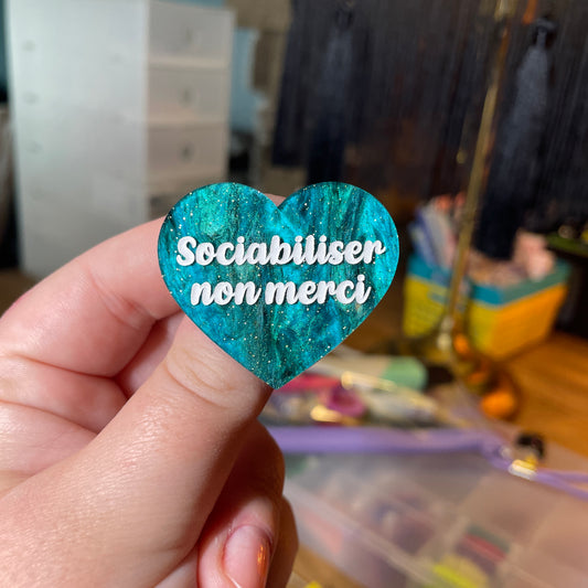 [Contrôle technique] Broche "Sociabiliser non merci" en acrylique marbrée verte et noire à paillettes