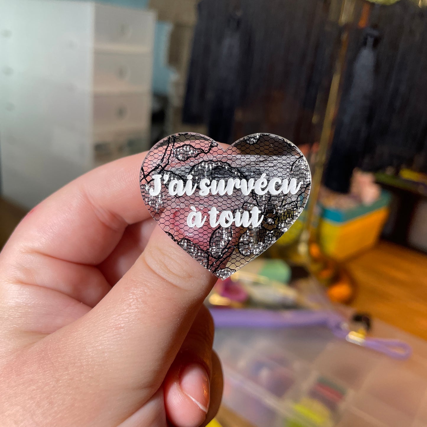 [Contrôle technique] Broche "J'ai survécu à tout" en acrylique japonaise transparente avec de la dentelle noire