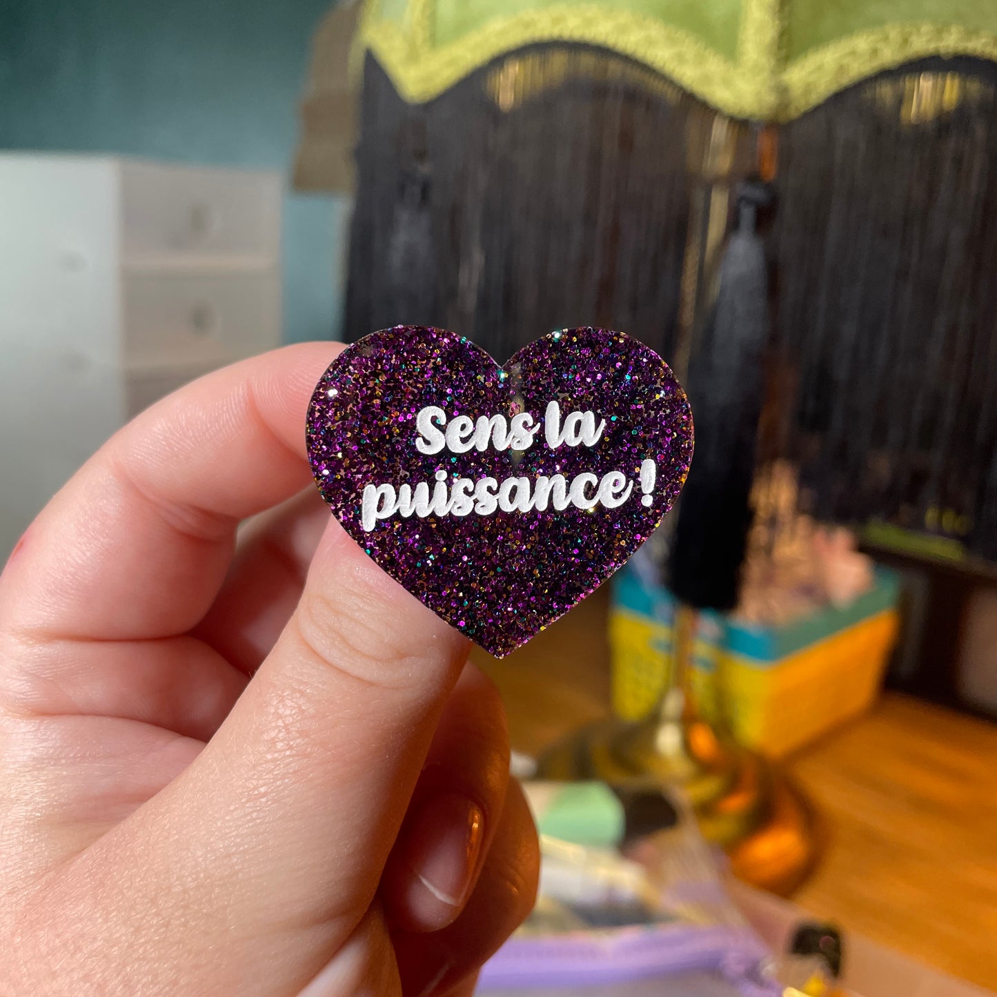 [Contrôle technique] Duo de broches "Sens la puissance !"/"Oh ! On la sent bien" en acryliques violettes