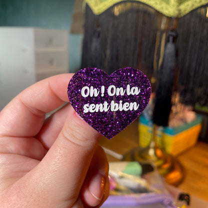 [Contrôle technique] Duo de broches "Sens la puissance !"/"Oh ! On la sent bien" en acryliques violettes