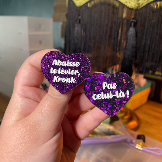 [Contrôle technique] Duo de broches "Abaisse le levier, Kronk"/"Pas celui-là !" en acryliques violettes