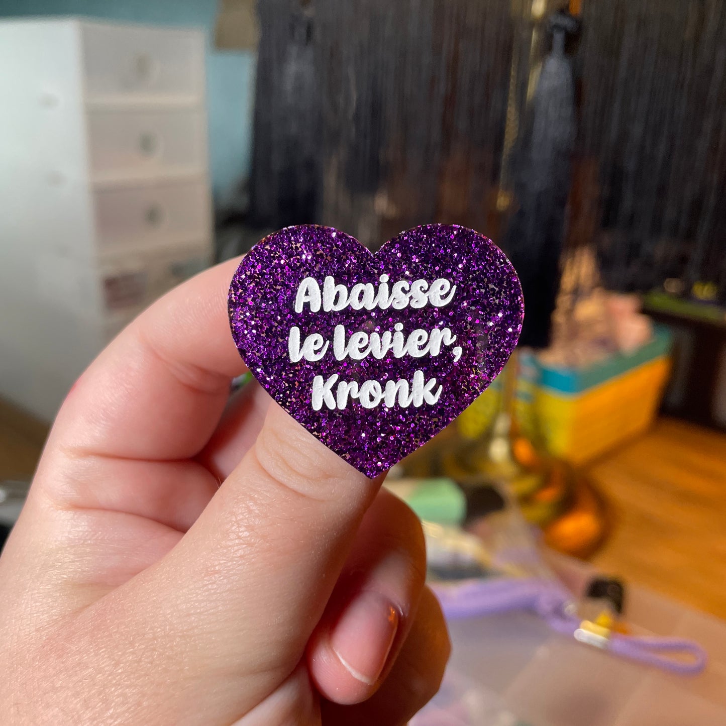 [Contrôle technique] Duo de broches "Abaisse le levier, Kronk"/"Pas celui-là !" en acryliques violettes