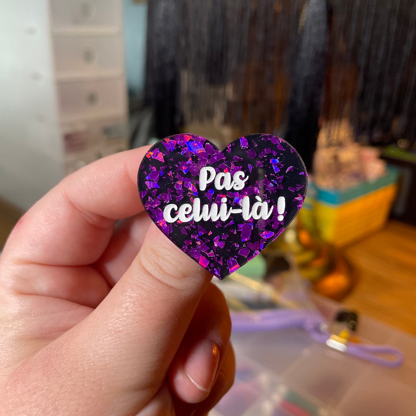 [Contrôle technique] Duo de broches "Abaisse le levier, Kronk"/"Pas celui-là !" en acryliques violettes