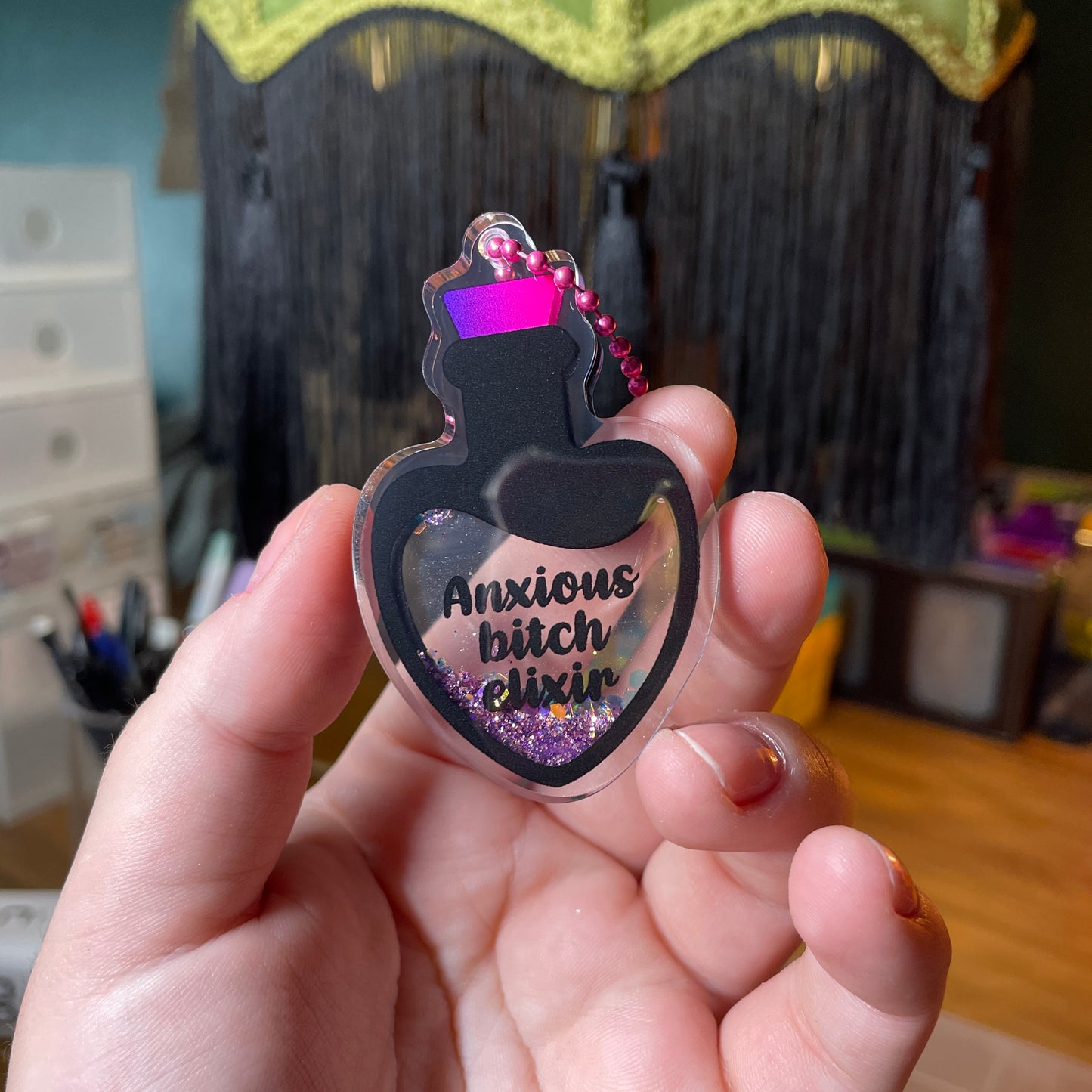 Porte-clés shaker rose "Anxious bitch elixir"
