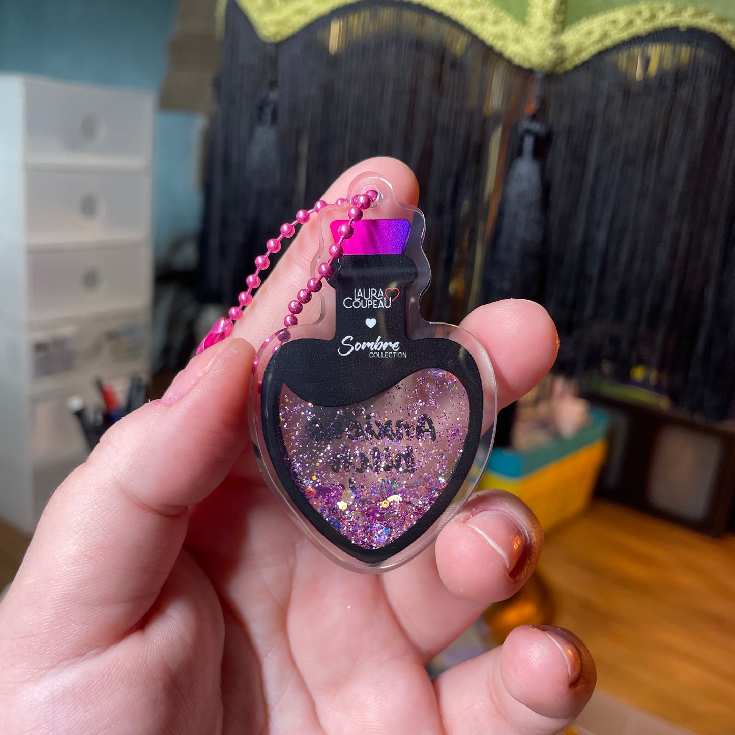 Porte-clés shaker rose "Anxious bitch elixir"