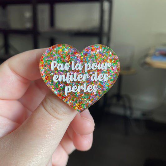 [CONTRÔLE TECHNIQUE] Broche "Pas là pour enfiler des perles" en acrylique semi transparente avec des confettis multicolores