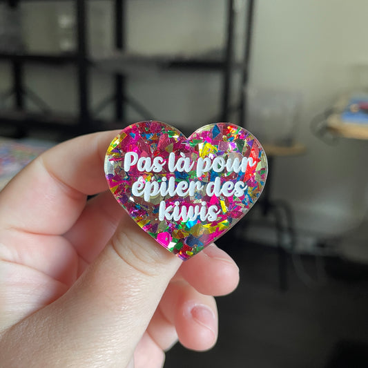 [CONTRÔLE TECHNIQUE] Broche "Pas là pour épiler des kiwis" en acrylique transparente avec des éclats de confettis roses et multicolores