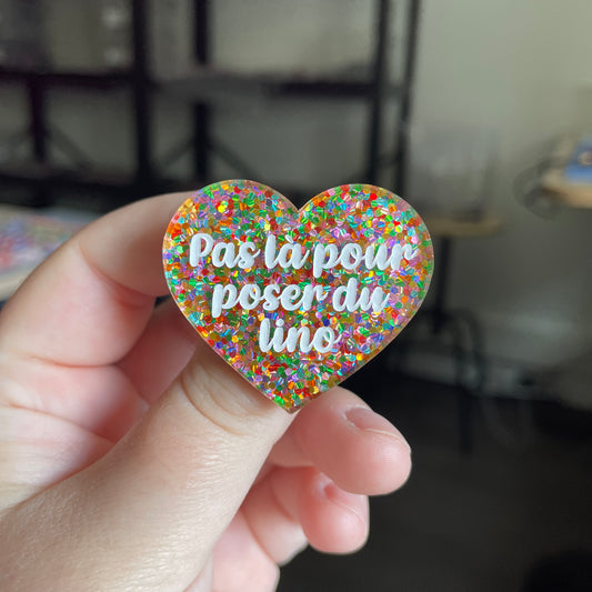 [CONTRÔLE TECHNIQUE] Broche "Pas là pour pour poser du lino" en acrylique semi transparente avec des paillettes multicolores
