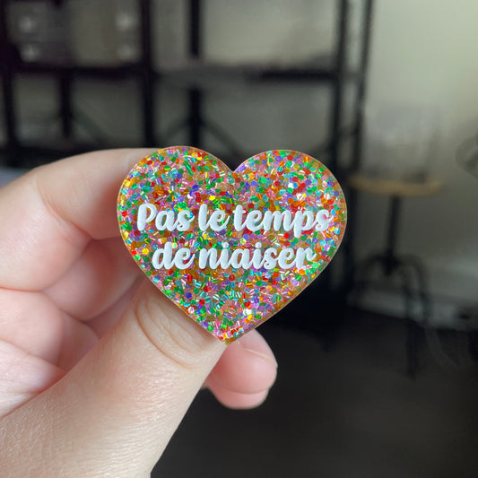 [CONTRÔLE TECHNIQUE] Broche "Pas le temps de niaiser" en acrylique semi transparente avec des paillettes multicolores