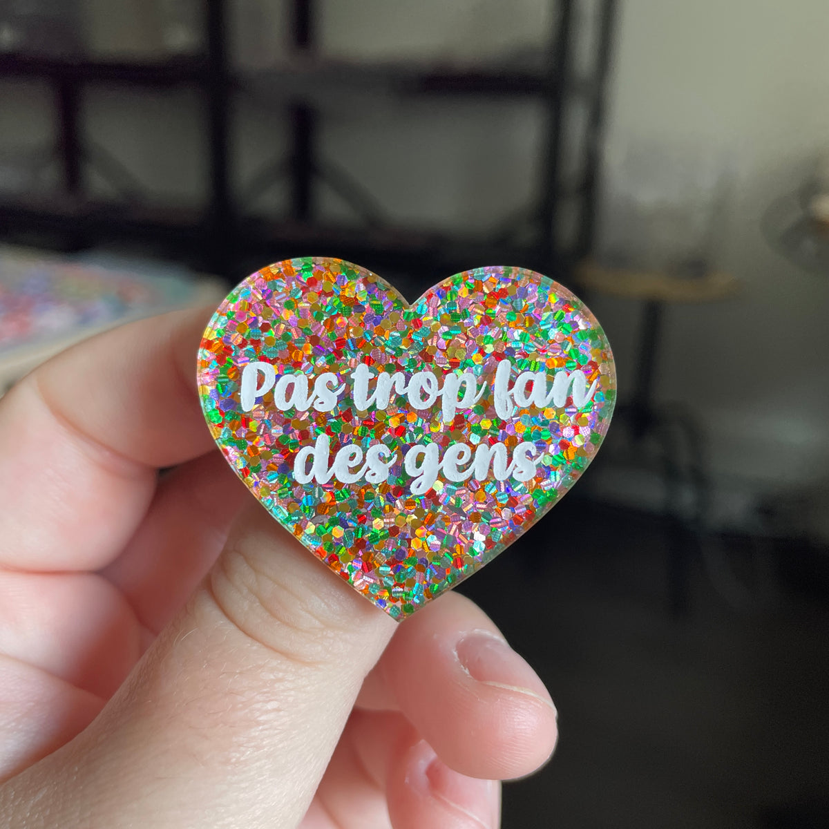 [CONTRÔLE TECHNIQUE] Broche "Pas trop fan des gens" en acrylique semi transparente avec des paillettes multicolores