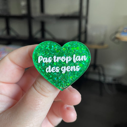 [CONTRÔLE TECHNIQUE] Broche "Pas trop fan des gens" en acrylique semi transparente avec des paillettes vertes
