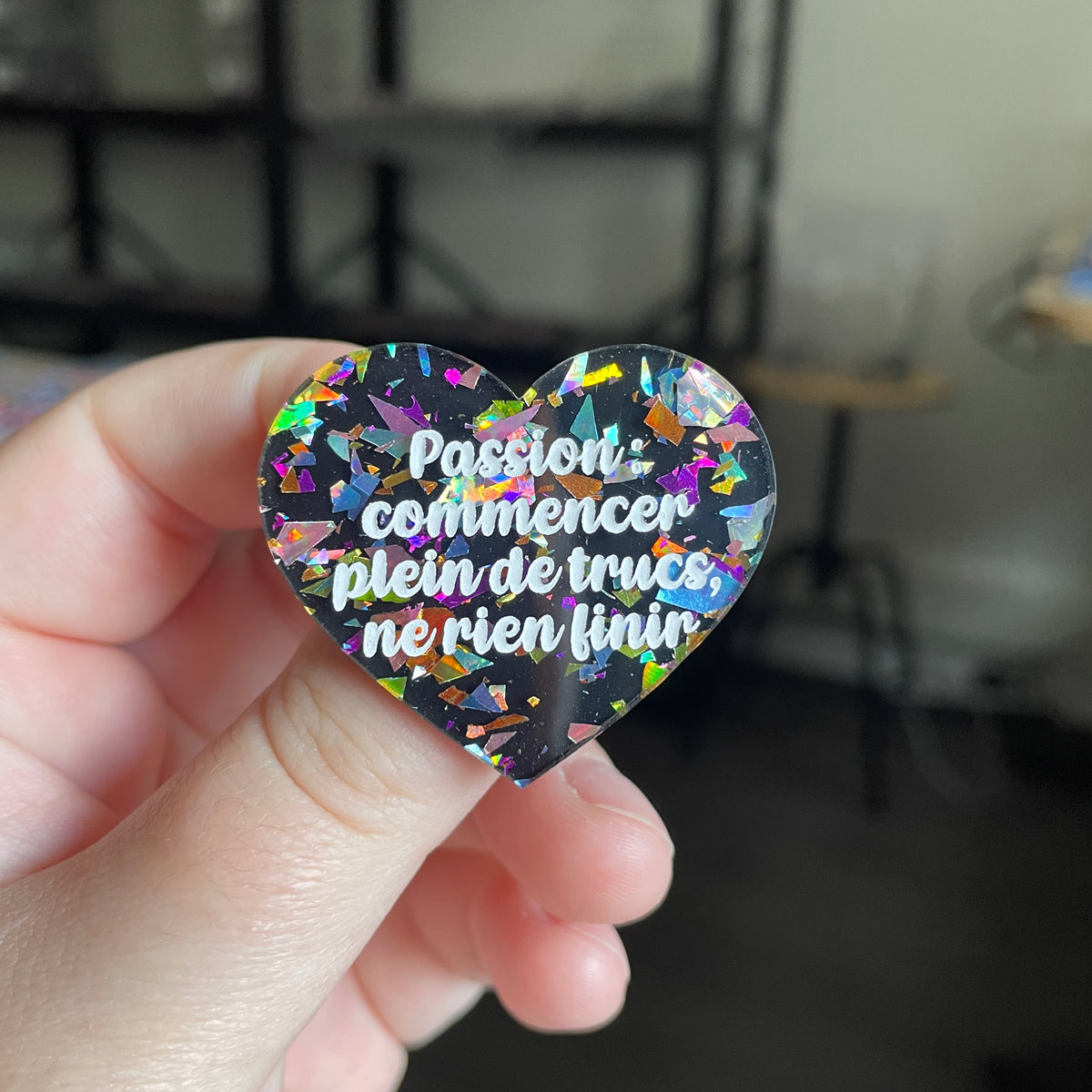 [CONTRÔLE TECHNIQUE] Broche "Passion : commencer plein de trucs, ne rien finir" en acrylique noire avec des confettis multicolores