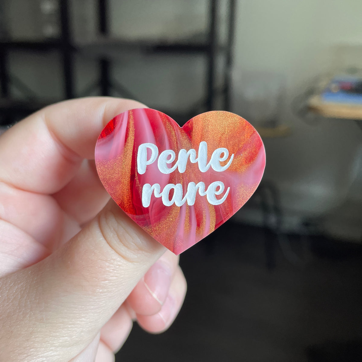 [CONTRÔLE TECHNIQUE] Broche "Perle rare" en acrylique marbrée rouge, blanche et dorée