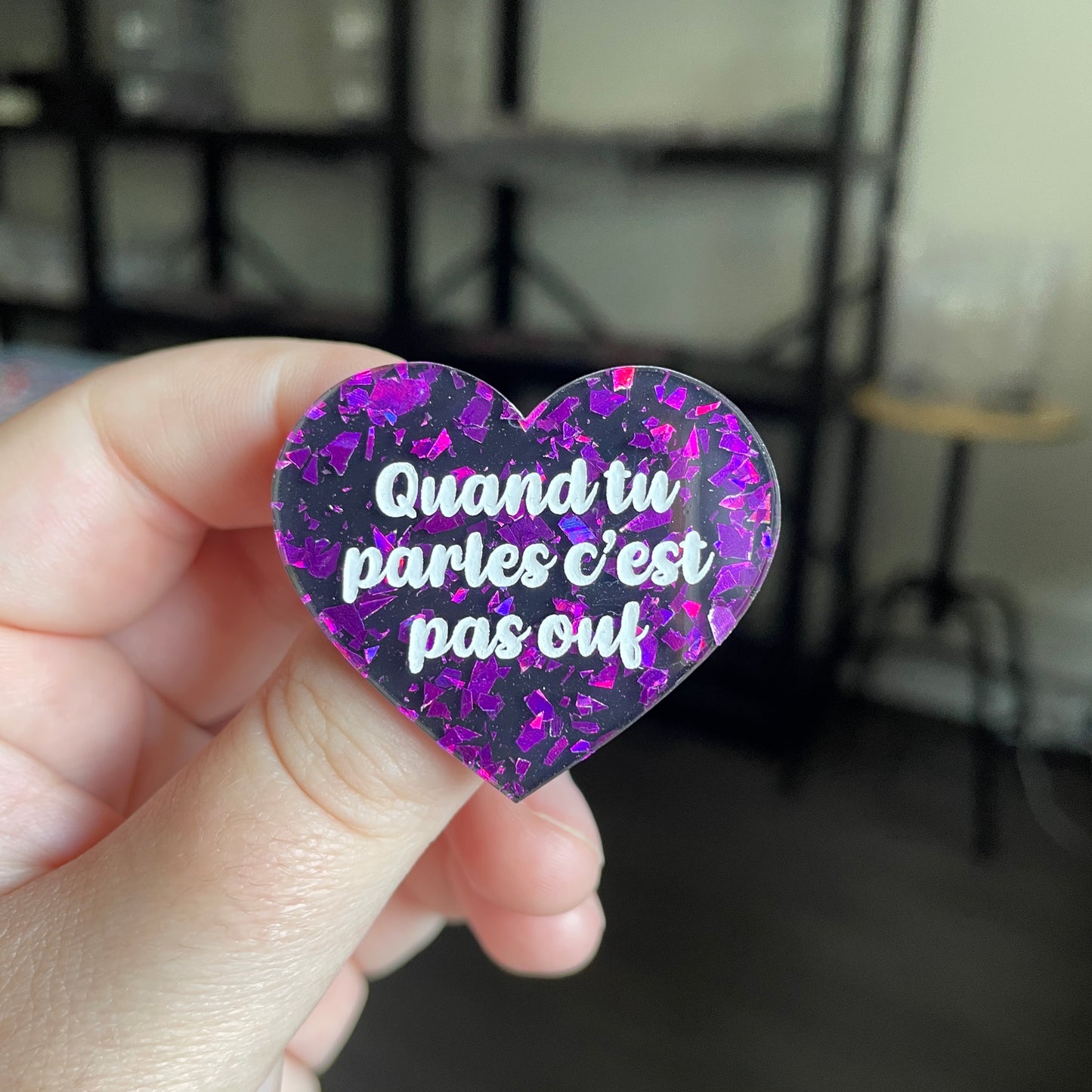 [CONTRÔLE TECHNIQUE] Broche "Quand tu parles c'est pas ouf" en acrylique noire avec des éclats de confettis violets