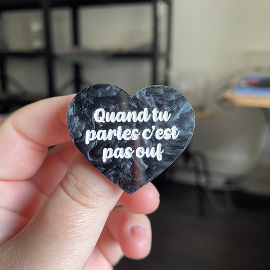 [CONTRÔLE TECHNIQUE] Broche "Quand tu parles c'est pas ouf" en acrylique marbrée noire