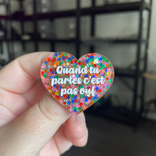 [CONTRÔLE TECHNIQUE] Broche "Quand tu parles c'est pas ouf" en acrylique semi transparente avec des confettis étoiles multicolores