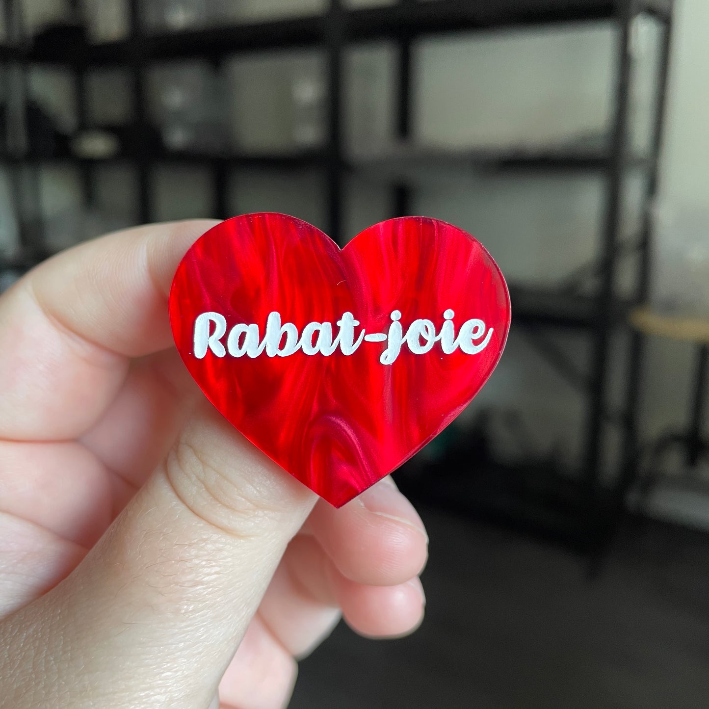 [CONTRÔLE TECHNIQUE] Broche "Rabat-joie" en acrylique marbrée rouge