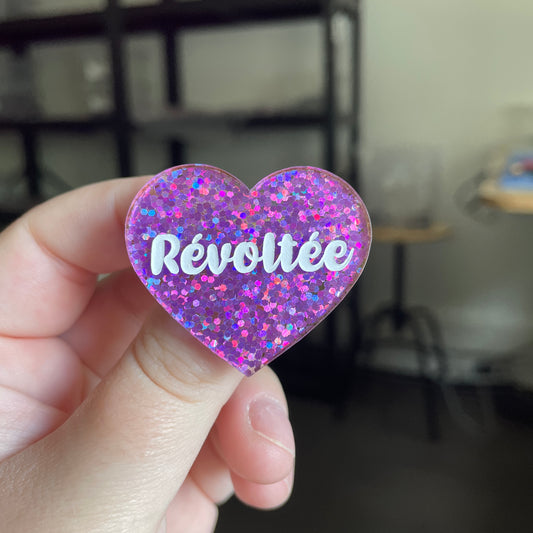 [CONTRÔLE TECHNIQUE] Broche "Révoltée" en acrylique semi transparente avec des paillettes violettes
