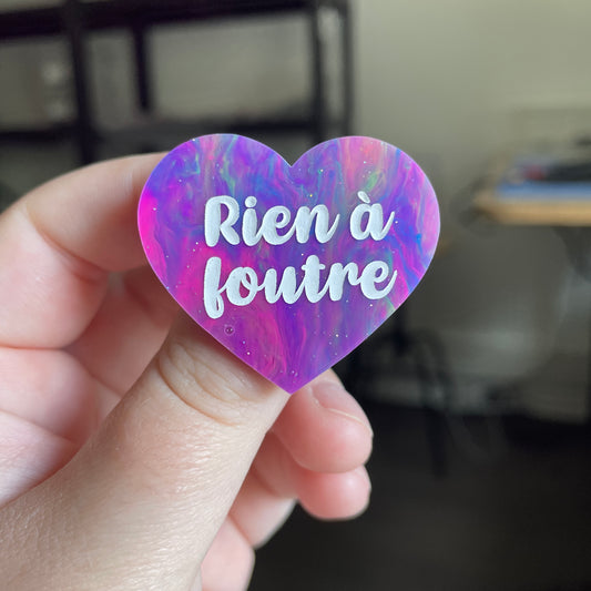 [CONTRÔLE TECHNIQUE] Broche "Rien à foutre" en acrylique semi transparente marbrée multicolore