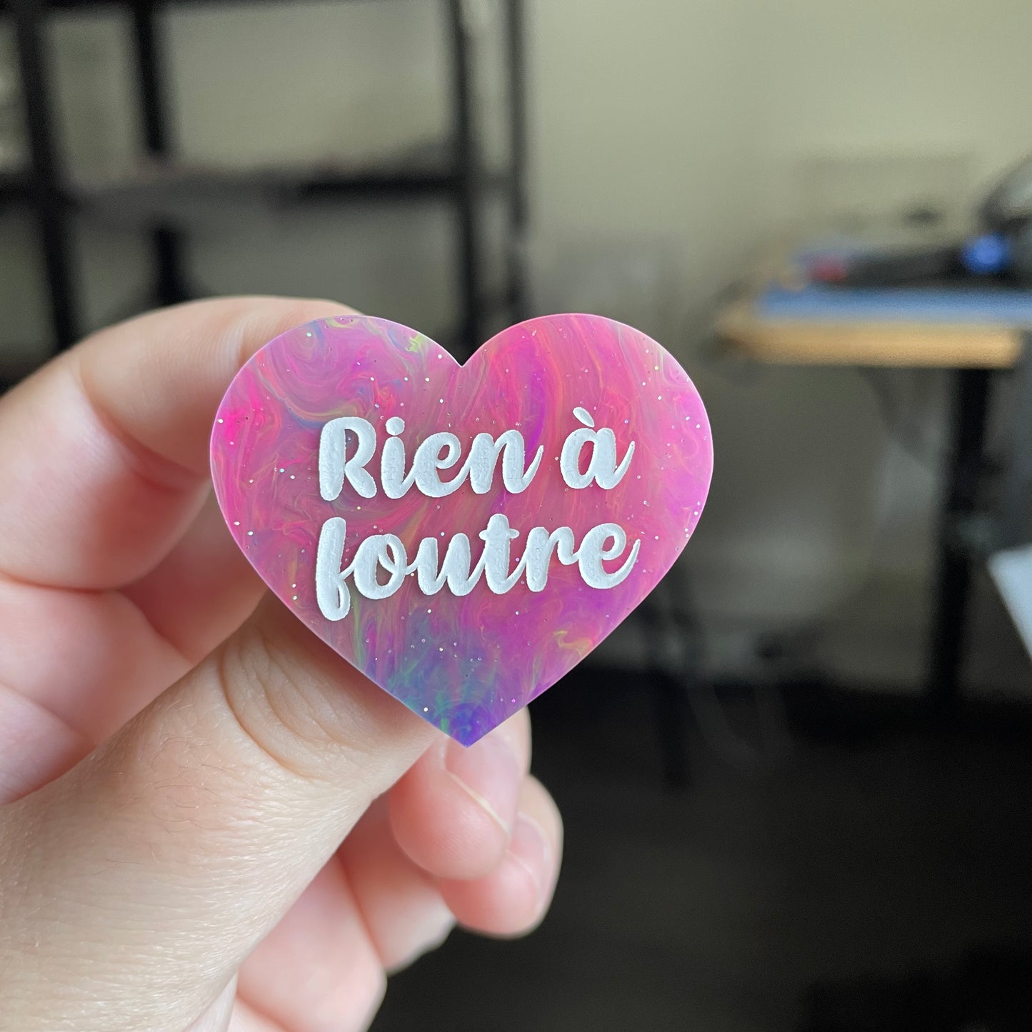 [CONTRÔLE TECHNIQUE] Broche "Rien à foutre" en acrylique semi transparente marbrée multicolore