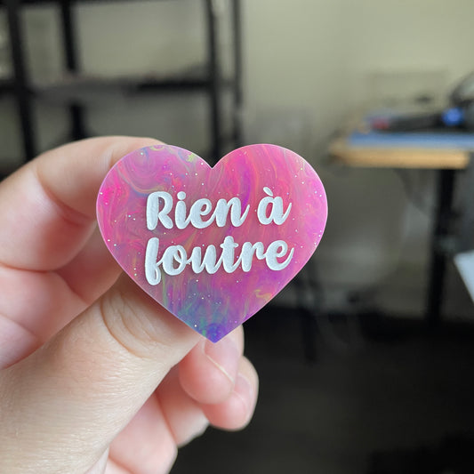 [CONTRÔLE TECHNIQUE] Broche "Rien à foutre" en acrylique semi transparente marbrée multicolore