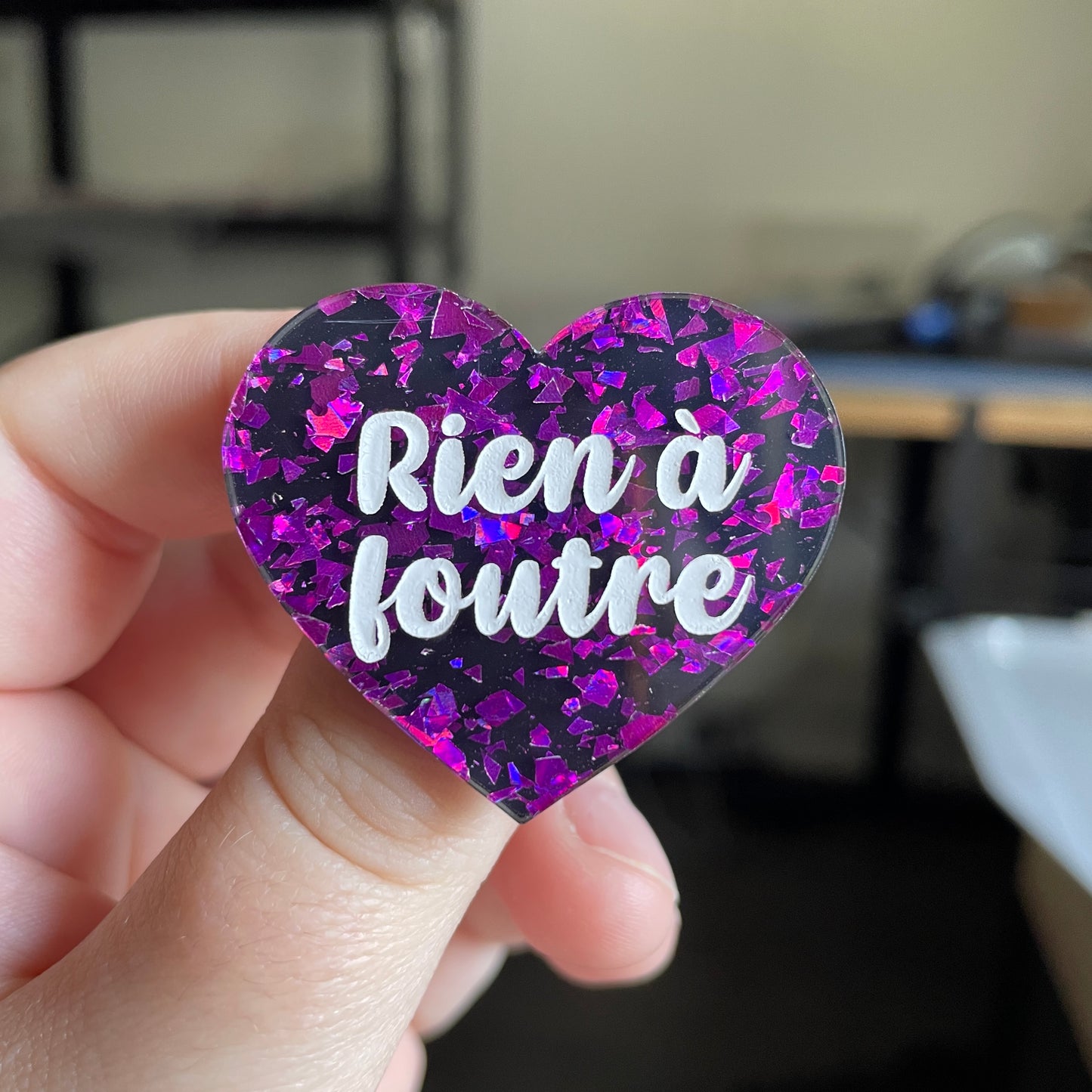 [CONTRÔLE TECHNIQUE] Broche "Rien à foutre" en acrylique noire avec des éclats de confettis violets