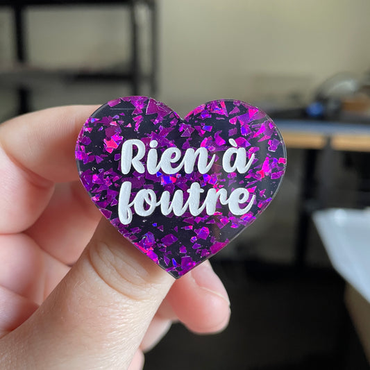 [CONTRÔLE TECHNIQUE] Broche "Rien à foutre" en acrylique noire avec des éclats de confettis violets