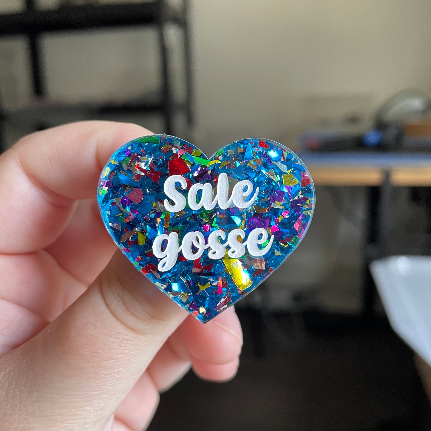 [CONTRÔLE TECHNIQUE] Broche "Sale gosse" en acrylique transparente avec des éclats de confettis bleus et multicolores