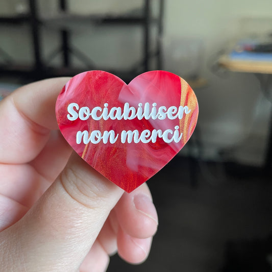 [CONTRÔLE TECHNIQUE] Broche "Sociabiliser non merci" en acrylique marbrée rouge, blanche et dorée