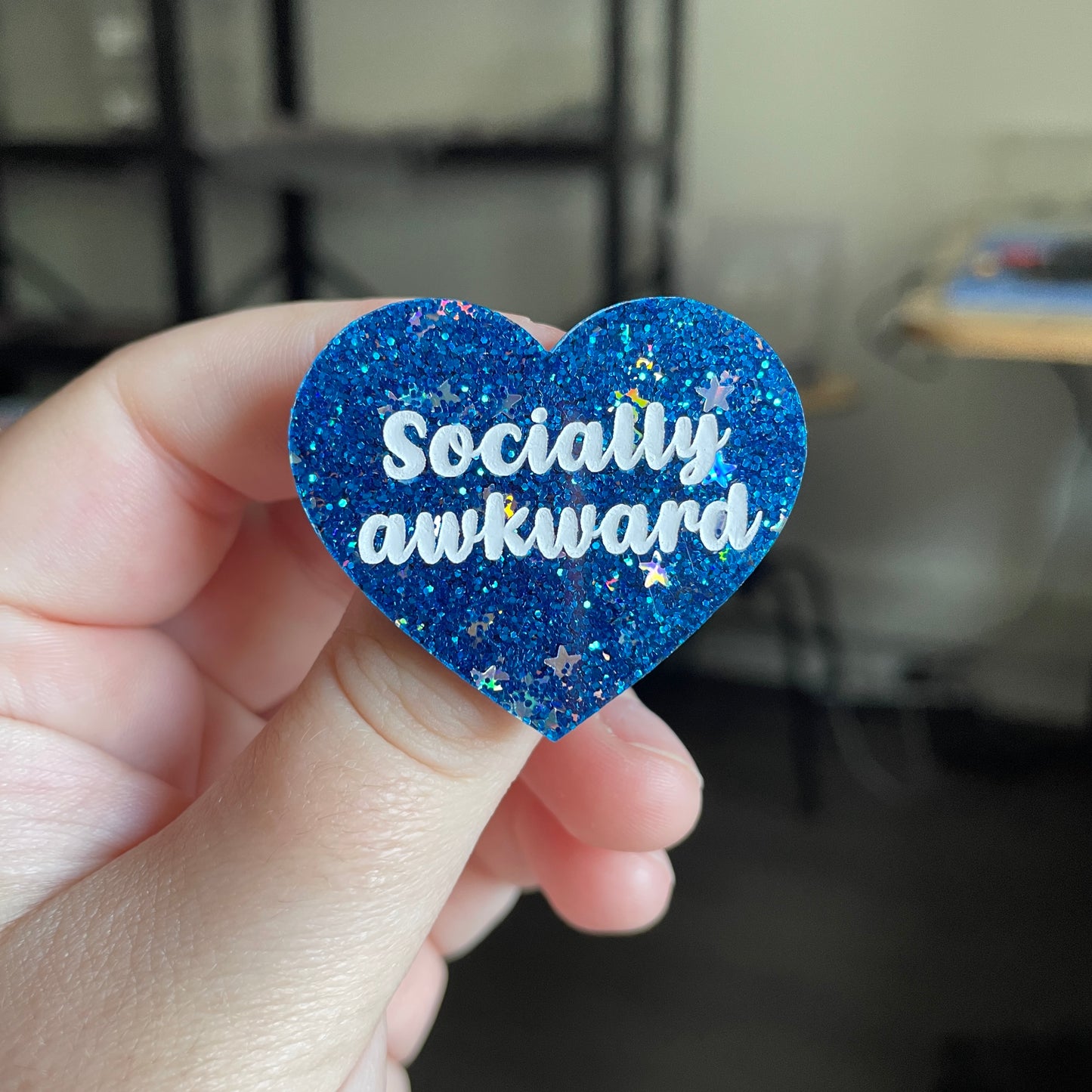 [CONTRÔLE TECHNIQUE] Broche "Socially awkward" en acrylique à paillettes bleues avec des confettis étoiles