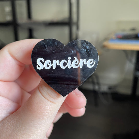 [CONTRÔLE TECHNIQUE] Broche "Sorcière" en acrylique marbrée noire