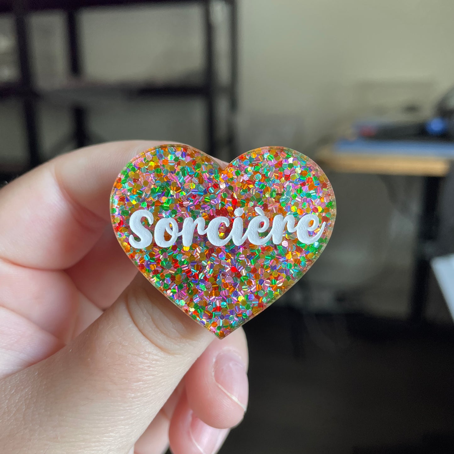 [CONTRÔLE TECHNIQUE] Broche "Sorcière" en acrylique semi transparente avec des paillettes multicolores