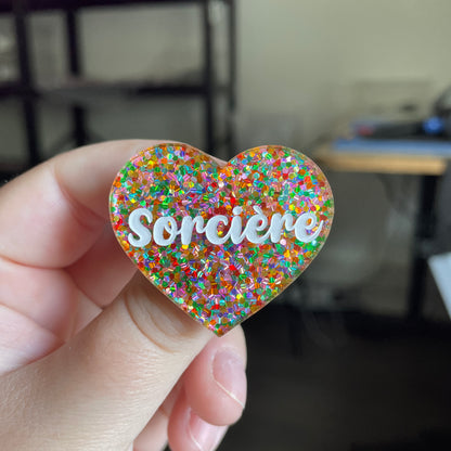 [CONTRÔLE TECHNIQUE] Broche "Sorcière" en acrylique semi transparente avec des paillettes multicolores