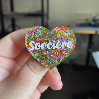 [CONTRÔLE TECHNIQUE] Broche "Sorcière" en acrylique semi transparente avec des paillettes multicolores