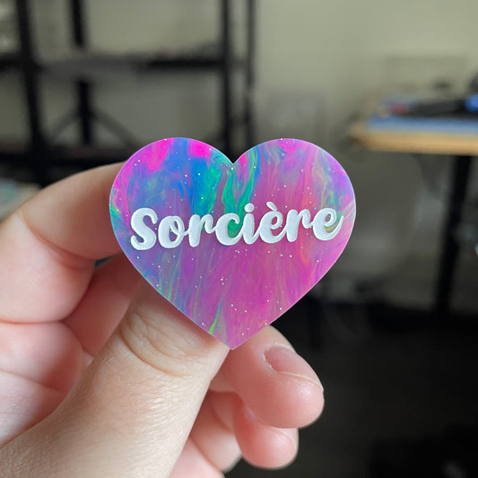 [CONTRÔLE TECHNIQUE] Broche "Sorcière" en acrylique semi transparente marbrée multicolore