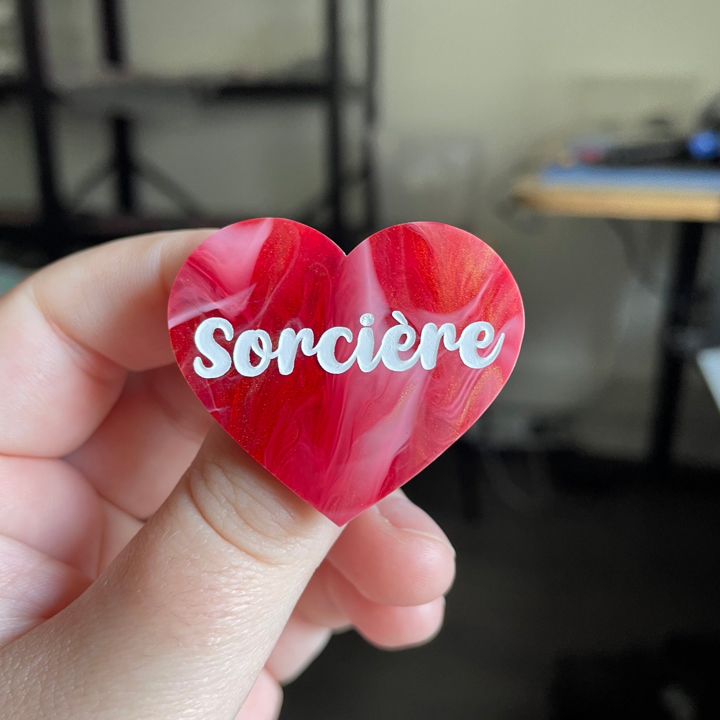 [CONTRÔLE TECHNIQUE] Broche "Sorcière" en acrylique marbrée rouge, blanche et dorée